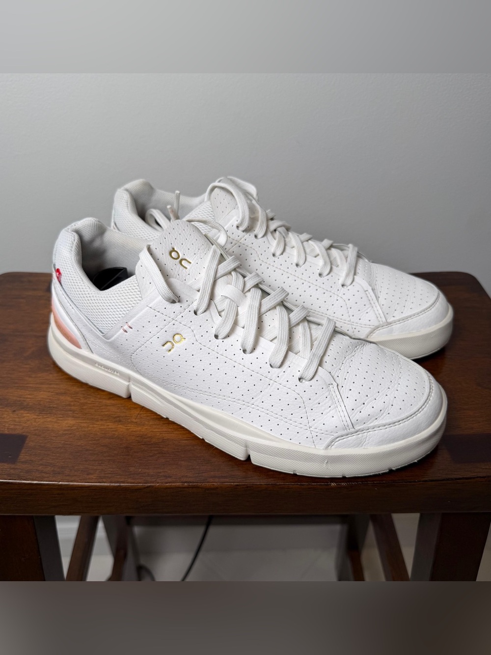 On THE ROGER Centre Court Women’s 9.5 White Woodrose Sneakers CloudTec